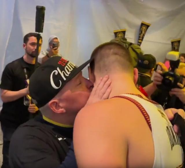 开云-掘金庆祝夺冠：约基奇狂饮酒+整蛊穆雷 马龙吻爱徒