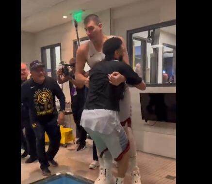 开云-掘金庆祝夺冠：约基奇狂饮酒+整蛊穆雷 马龙吻爱徒