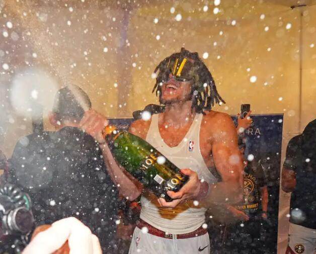 开云-掘金庆祝夺冠：约基奇狂饮酒+整蛊穆雷 马龙吻爱徒