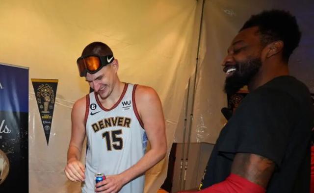 开云-掘金庆祝夺冠：约基奇狂饮酒+整蛊穆雷 马龙吻爱徒