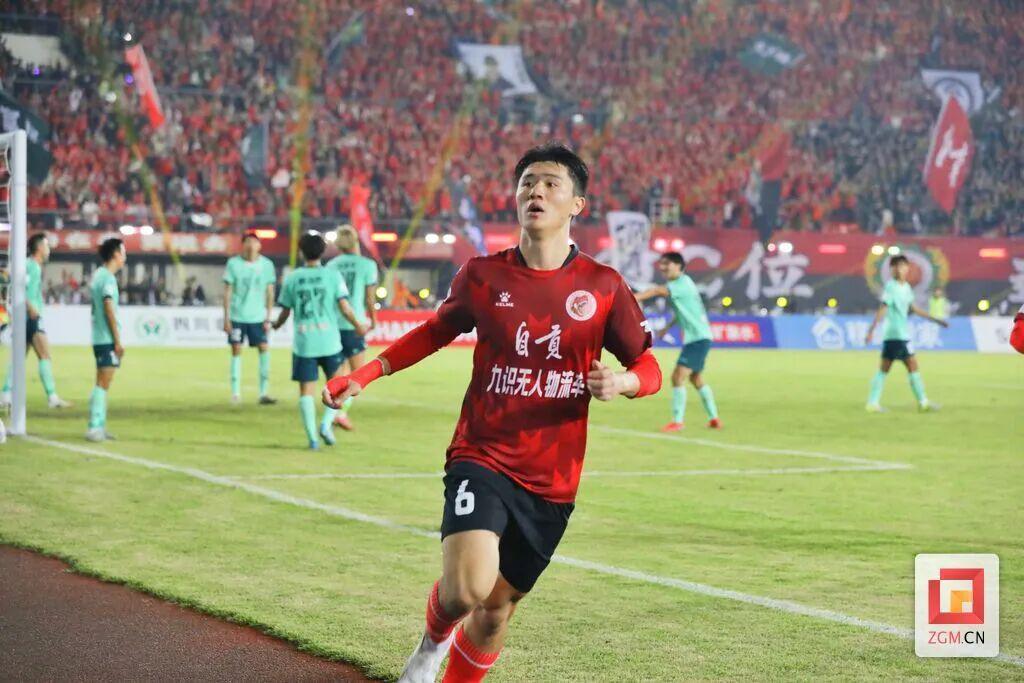 开云下载-鏖战在即，自贡队何以笑傲川超？快来聊聊——